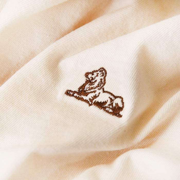 Close-up of the embroidered NYPL lion illustration.