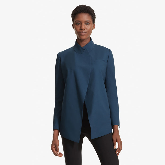 Front image of a woman standing wearing the Oliver jacket in Twilight | Lead