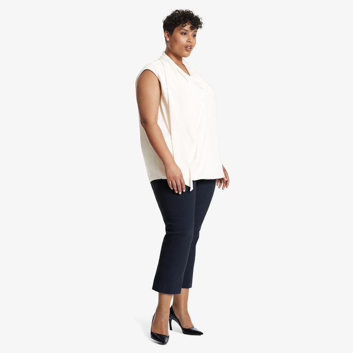 Front image of a woman standing wearing the Oshima pant in Dark navy