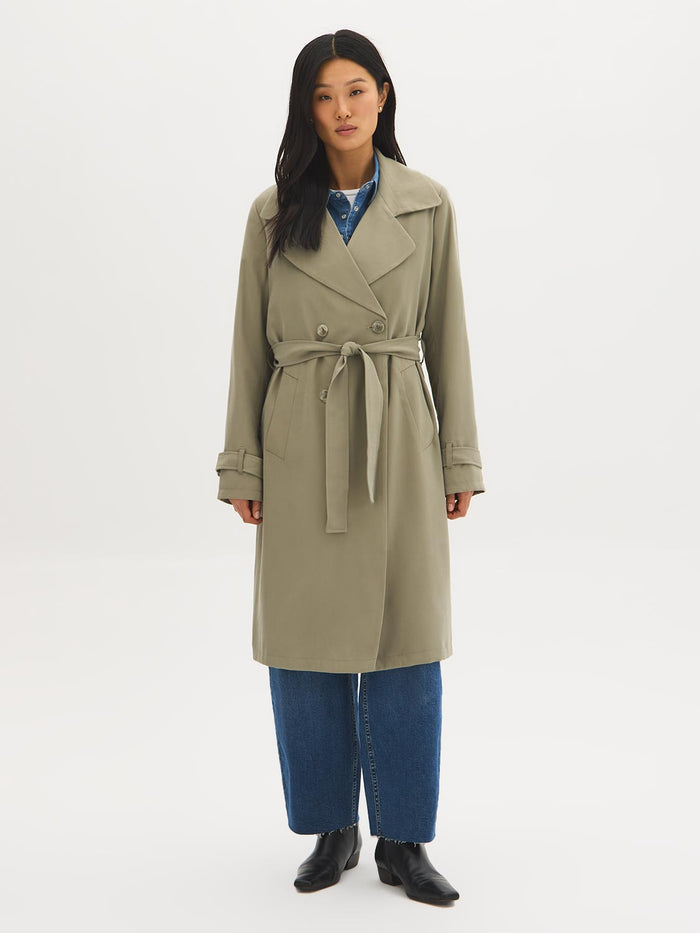 Belted trench coat in khaki grey with double-breasted closure and notch collar by Suzy.