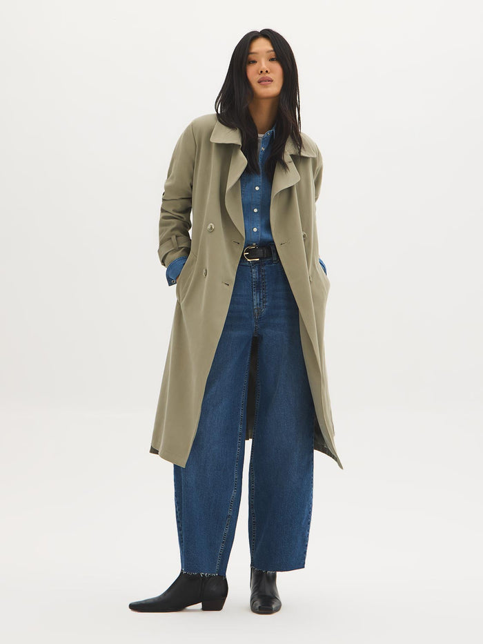 Belted trench coat in khaki grey with double-breasted closure and notch collar by Suzy.