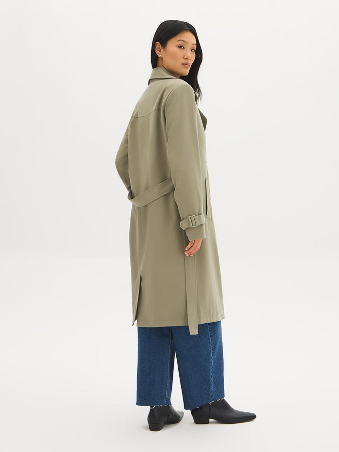 Belted trench coat in khaki grey with double-breasted closure and notch collar by Suzy.