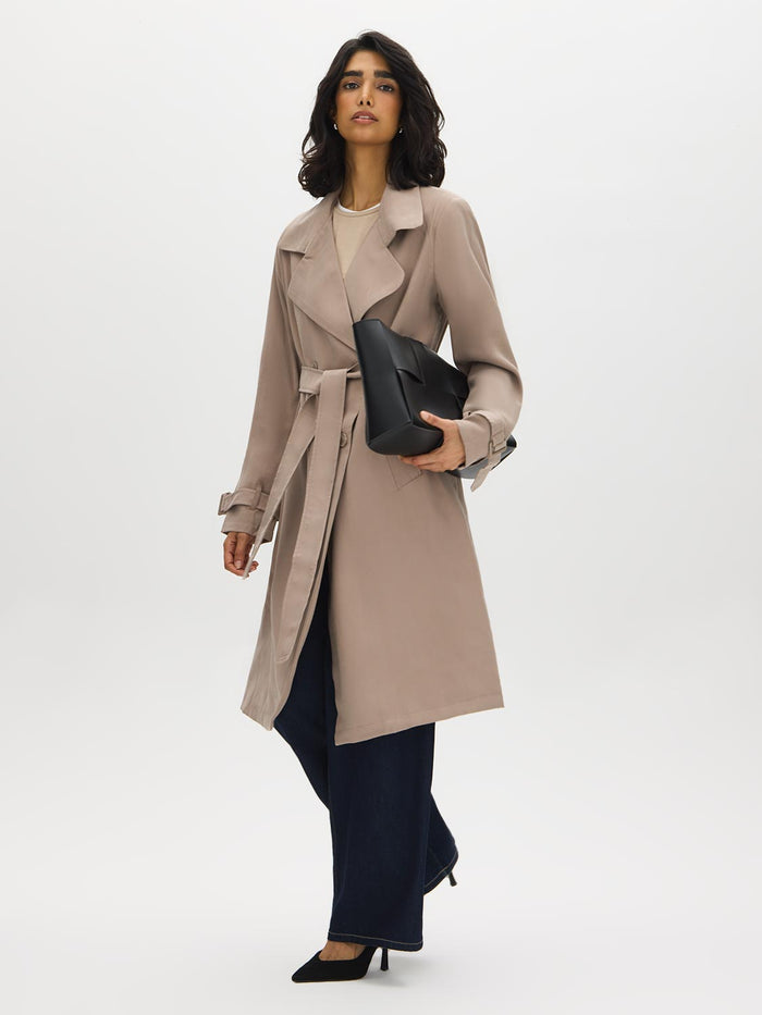 Belted trench coat in khaki grey with double-breasted closure and notch collar by Suzy.