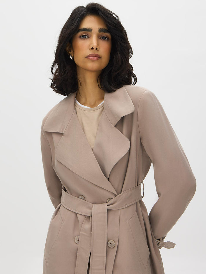 Belted trench coat in khaki grey with double-breasted closure and notch collar by Suzy.
