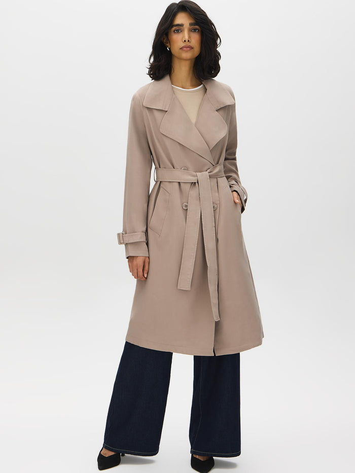 Belted trench coat in khaki grey with double-breasted closure and notch collar by Suzy.