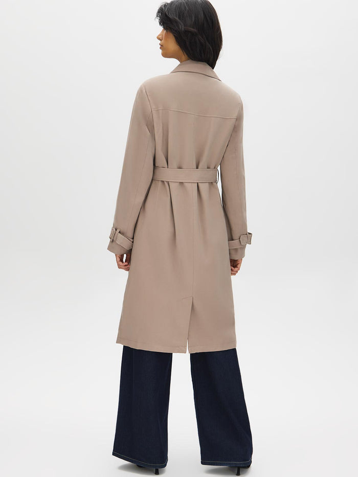 Belted trench coat in khaki grey with double-breasted closure and notch collar by Suzy.