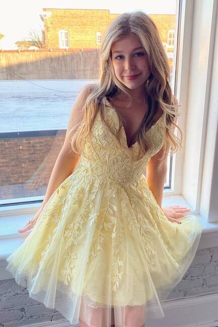 V-Neck Lace Appliques Lavender Short Homecoming Dress